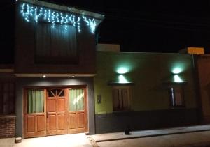 una casa con una puerta con luces encendidas por la noche en Hostal familiar Hornocal en Humahuaca