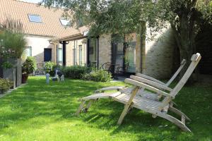 A garden outside B&B Lievejan