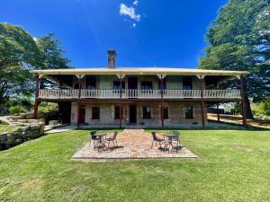 LindenLinden Lodge的院子内带四张桌子和椅子的大房子