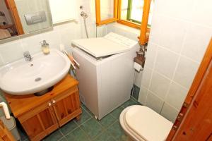 uma pequena casa de banho com lavatório e WC em Apartments Mima Hvar em Hvar