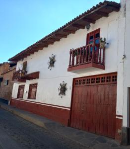 Casa blanca y roja con garaje rojo en LA CASA DE DOÑA EMMA, en Mazamitla