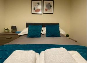 Llit o llits en una habitació de No25-Luxe Living Guest House- 2 Bed-WIFI-Free Parking-City- Beach