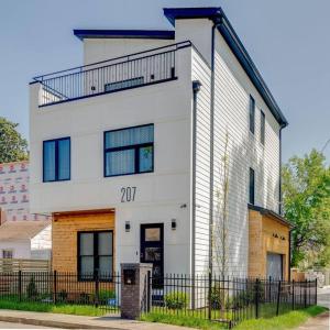 a white house with a black fence in front of it at Luxury Downtown Nash/Roofdeck/11 Beds in Nashville
