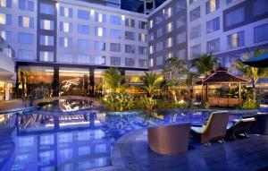 Bazén v ubytování FUGO Hotel Banjarmasin nebo v jeho okolí