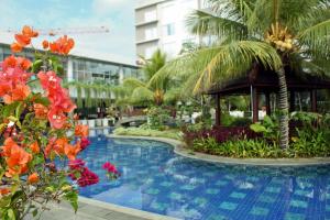 Bazén v ubytování FUGO Hotel Banjarmasin nebo v jeho okolí