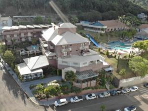 una vista aérea de una casa grande con piscina en Hotel Balneário, en Marcelino Ramos