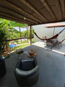 a living room with a couch and a hammock at Sunshine Chalé Brasília-DF in Brasília