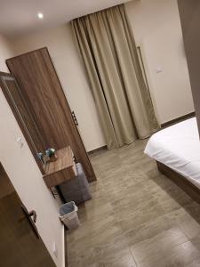 Uma cama ou camas num quarto em STEPS IN Pyramids View
