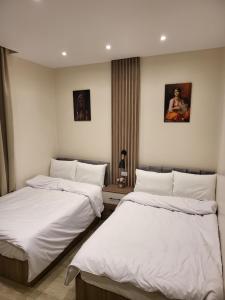Uma cama ou camas num quarto em STEPS IN Pyramids View