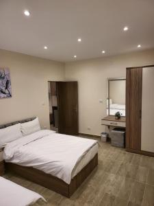 Uma cama ou camas num quarto em STEPS IN Pyramids View