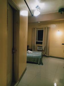 Pokój szpitalny z łóżkiem i oknem w obiekcie AAM Transient and Guest House w mieście Manila