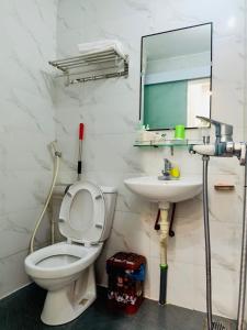 a bathroom with a toilet and a sink at Primrose Homestay Cao Bang in Cao Bằng