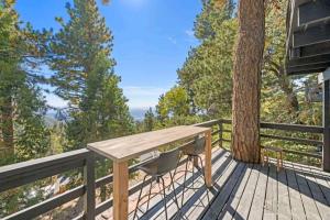 Updated Mountain Cabin Retreat with 180 views off Deck and Balcony的阳台或露台