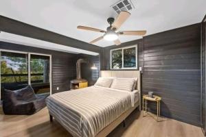 een slaapkamer met een bed en een plafondventilator bij Updated Mountain Cabin Retreat with 180 views off Deck and Balcony in Running Springs