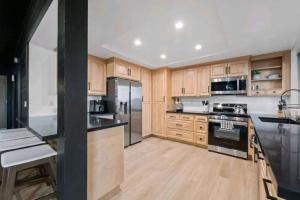 Updated Mountain Cabin Retreat with 180 views off Deck and Balcony的厨房或小厨房