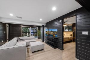een woonkamer met een bank en een tv bij Updated Mountain Cabin Retreat with 180 views off Deck and Balcony in Running Springs