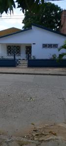una strada vuota di fronte a un edificio bianco di La Casa de Tía Ana a Ríohacha