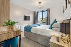 Great North Getaways - Newcastle upon Tyne في Jesmond: غرفة نوم بسرير كبير ونافذة