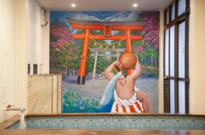 曼谷的住宿－泰國柏龍日式旅館，带有浴室帽子的女人的壁画