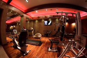 Centrum fitness w obiekcie Hotel Iskierka Business & Spa