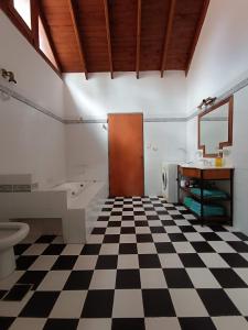 baño con suelo a cuadros en blanco y negro en Casa Soleares en Villa Las Rosas