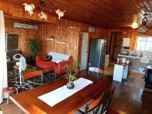 sala de estar con mesa y cocina en Casa Chonchi, Chiloé en Chonchi