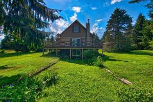 een huis op een groen gazon met een grote tuin bij Elk Mountain Ski Resort: Home on 21 Acres in Union Dale