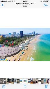 - Vistas a una playa con coches y al océano en Minh Hiền Hotel en Vung Tau