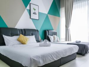 1 Schlafzimmer mit 2 Betten und einer blau-grünen Wand in der Unterkunft Joyful Guesthouse#IslandHosp in George Town