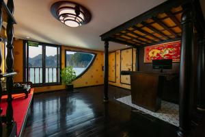ein Zimmer mit einem Podium in einem Zimmer mit Fenstern in der Unterkunft Nostalgia Halong Cruise in Hạ Long