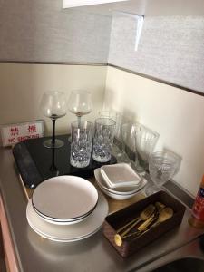 un tavolo con piatti e bicchieri su un bancone di PIAプリンスプラージュ沖縄 a Fuzuchi