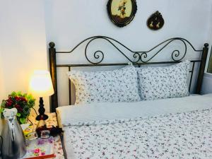 Un dormitorio con una cama y un reloj en la pared. en Primrose Homestay Cao Bang, en Cao Bằng