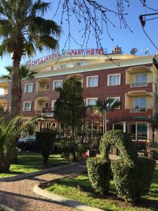 ein Hotel mit Büschen davor in der Unterkunft Blue Yacht Marina Apart Hotel in Marmaris