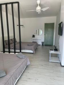 pokój z dwoma łóżkami i telewizorem w obiekcie Casa Lena w mieście Cherating