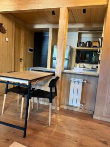 cocina con mesa y sillas en una habitación en VIVERO 5 UF15 en San Martín de los Andes