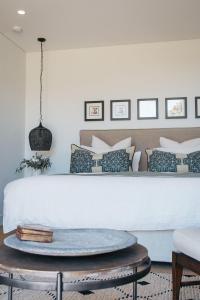 Majuba Country Lodge في Kalgan: غرفة معيشة مع سرير وطاولة قهوة