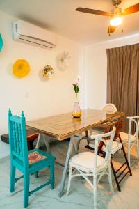 Un comedor con mesa y sillas de madera. en Rincon de Liz, en Mazatlán