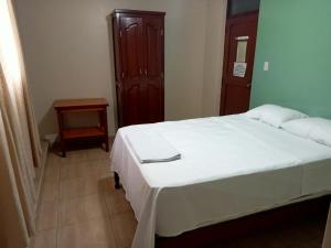 Postel nebo postele na pokoji v ubytování ROARI HOTEL + 6 fotografií