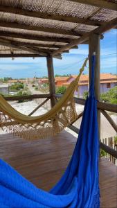 una hamaca en una terraza con vistas a la playa en Caraiva love house, en Caraíva