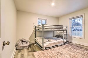 1 Schlafzimmer mit 2 Etagenbetten in einem Zimmer in der Unterkunft Stylish Retreat with Yard Less Than 5 Mi to MSU Campus in Lansing