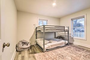 Ένα ή περισσότερα κρεβάτια σε δωμάτιο στο Stylish Retreat with Yard Less Than 5 Mi to MSU Campus