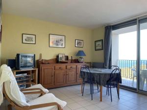 Televízia a/alebo spoločenská miestnosť v ubytovaní Appartement 2 pièces avec terrasse et parking, proche mer - FR-1-225C-111