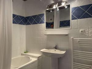 Kúpeľňa v ubytovaní Appartement 2 pièces avec terrasse et parking, proche mer - FR-1-225C-111 + 14 fotografií