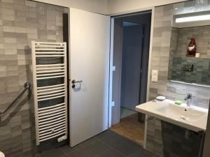 Kúpeľňa v ubytovaní Maison calme à Chartres avec terrasse et jardin, adaptée PMR - FR-1-581-97