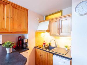 Kuchyňa alebo kuchynka v ubytovaní Appartement 5 pers à Saint-Lary avec WiFi - FR-1-296-460