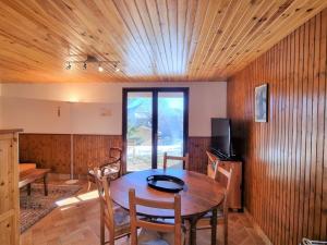 comedor con mesa de madera y sillas en Maison Saint-Michel-de-Chaillol, 2 pièces, 4 personnes - FR-1-393-166, en Saint-Michel-de-Chaillol