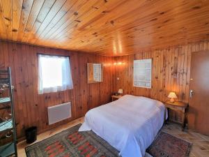 1 dormitorio con 1 cama en una habitación de madera en Maison Saint-Michel-de-Chaillol, 2 pièces, 4 personnes - FR-1-393-166, en Saint-Michel-de-Chaillol