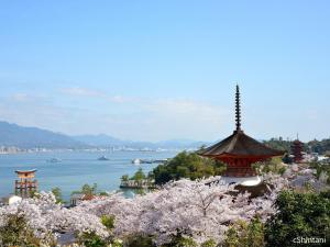 - une vue sur un lac et une pagode et des arbres kura dans l'établissement Grand Prince Hotel Hiroshima, à Hiroshima