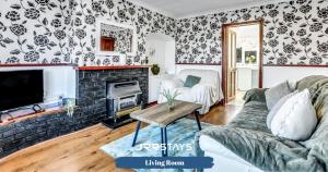 ein Wohnzimmer mit einem Sofa und einem Kamin in der Unterkunft Bordesley - 3 Bedroom, Sleeps 7, Wi-Fi , Parking - JRR Stays in Birmingham