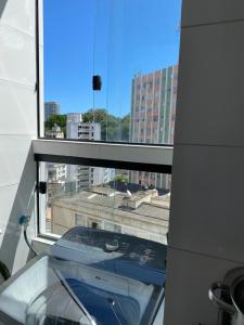 una ventana en una oficina con vistas a la ciudad en Feriado em Salvador!, en Salvador